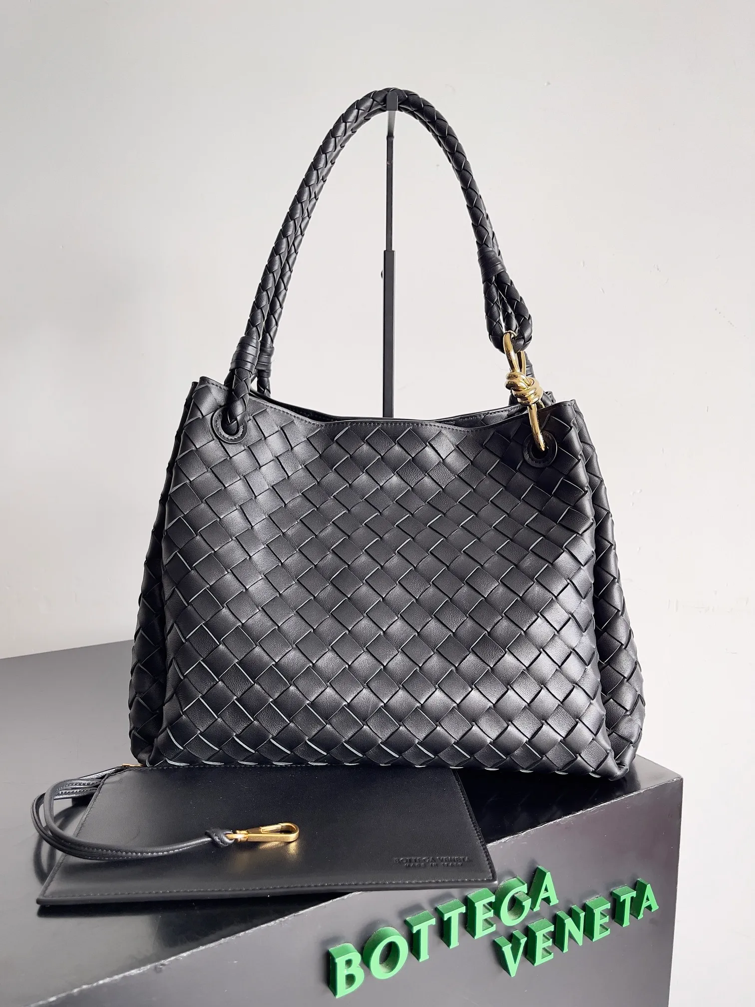 Batch 2660 24 early autumn new model Andiamo Parachute is made of a whole piece of woven leather. It is processed by folding stitching at the four corners. # Craftsmanship and creativity. The large size is atmospheric and practical. One of the must-selects for BV. It has a large space, can hold a computer, the shoulder strap is thick, and the upper shoulder is very comfortable. The large parachute can be carried on the body and can be carried on the body. The upper body is versatile and cute☺️ Style number: 796571 Size: 30*26*20cm